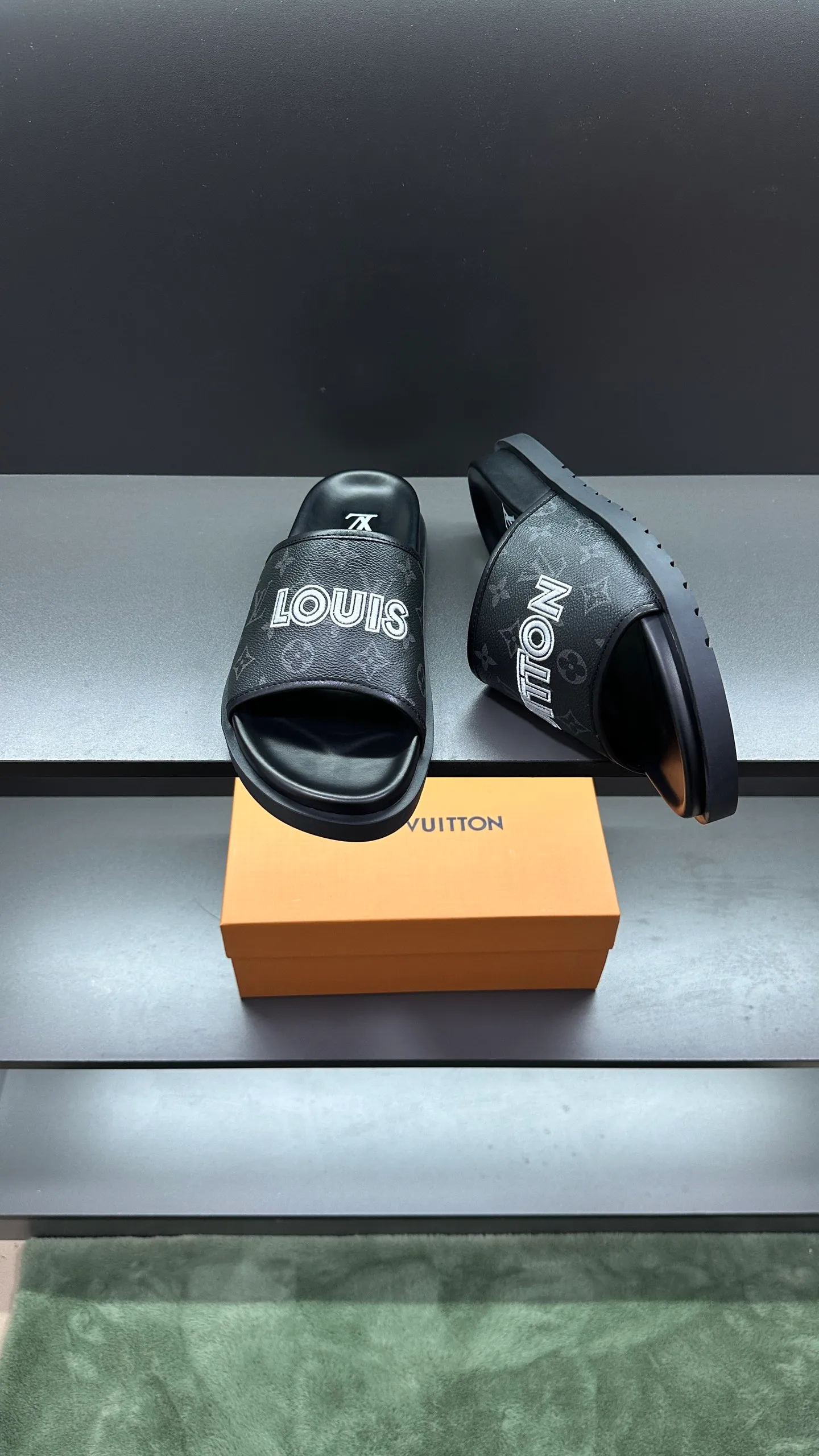 [L Home] P: 300💰Size: 38-45 Top purchasing lv men's summer slippers, classic presbyopia with soft real leather lining, unique color splicing effect, distinctive personality, fashionable and trendy essential style, light and comfortable. Lightweight and tough rubber insole, micro ridged foam outsole, super comfortable!